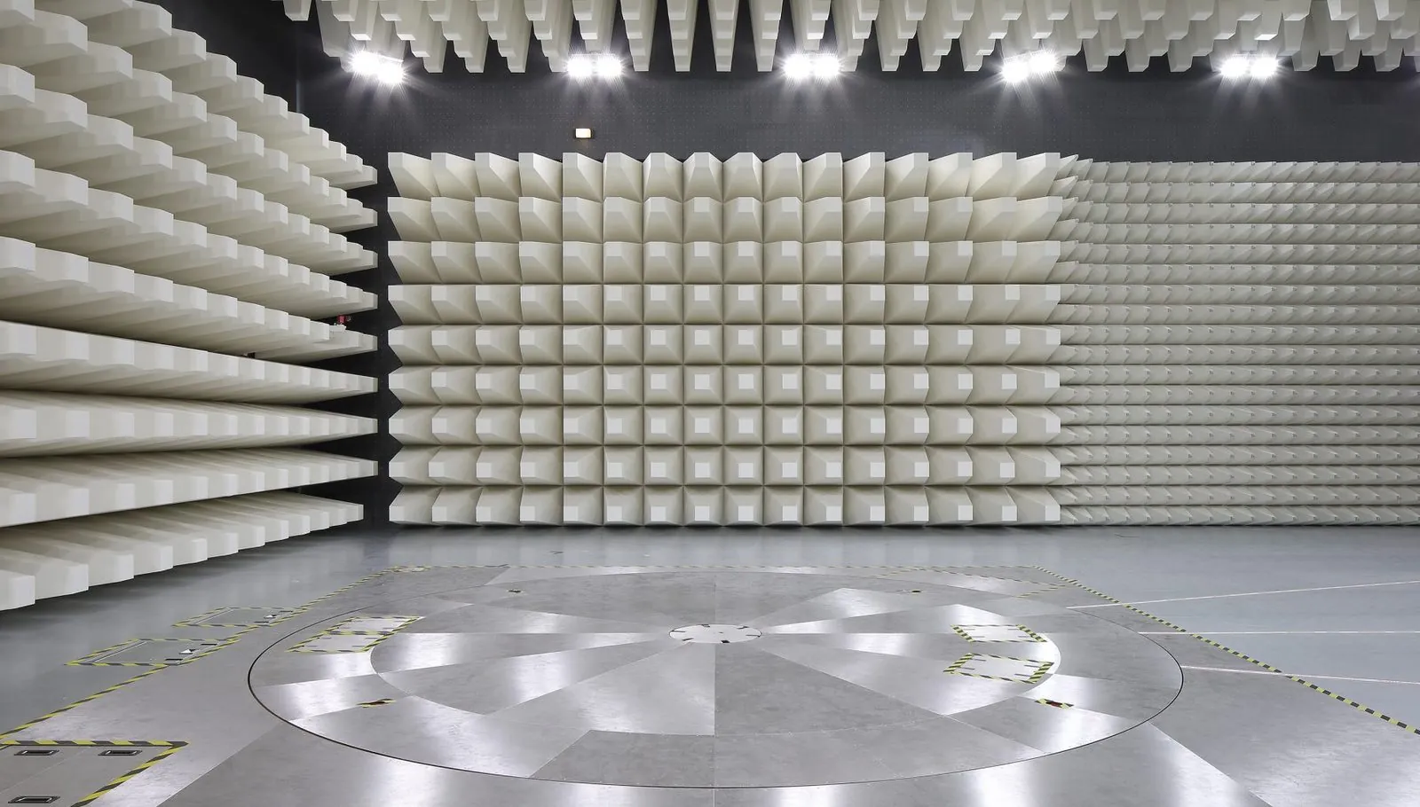 Frankonia anechoic chamber with turntable and antenna mast